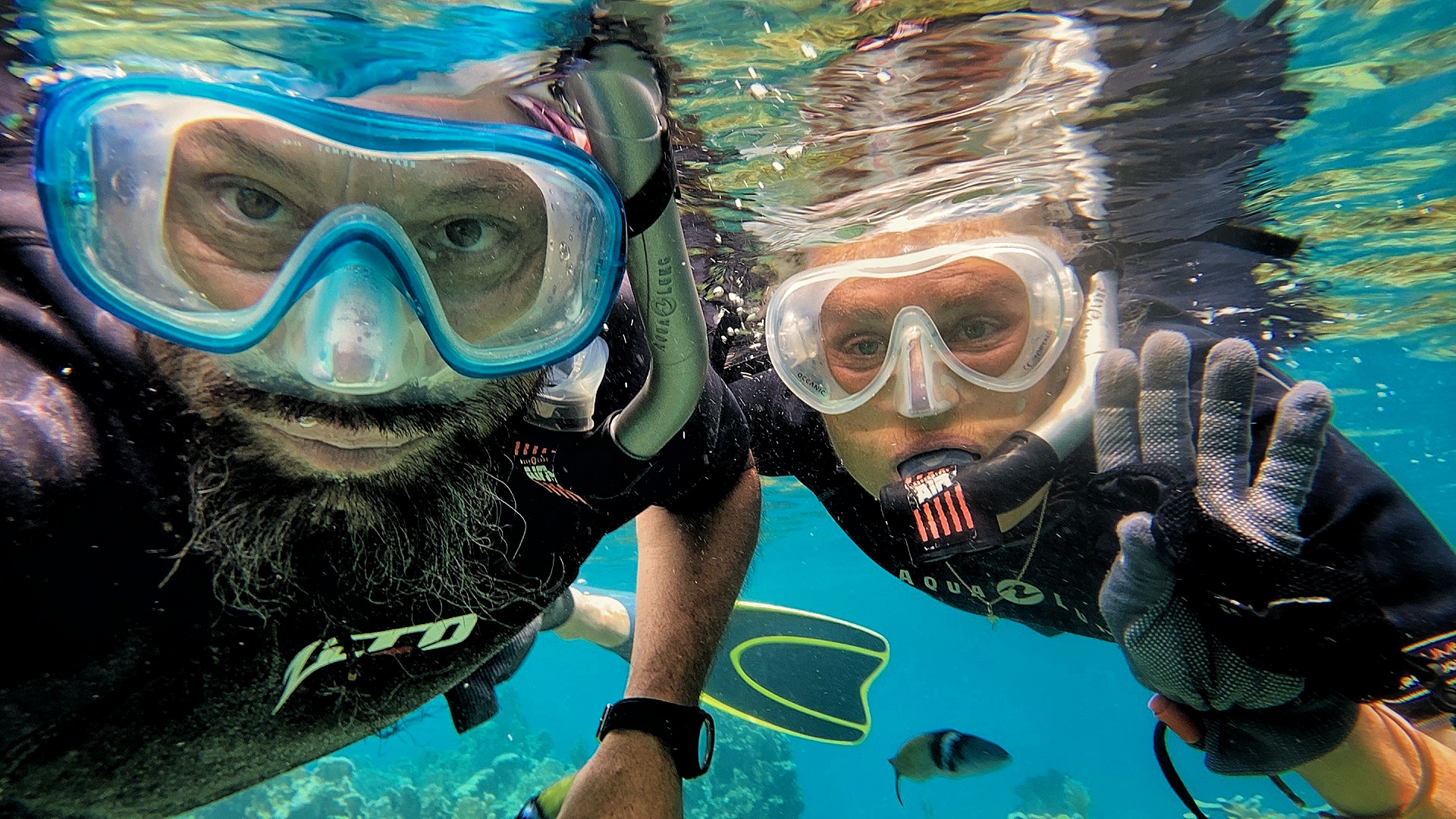 Isa et Manu en snorkeling à Roatán